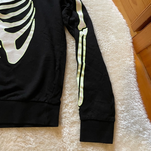 H&M small sweater bones in white outlined in green - Picture 4 of 5